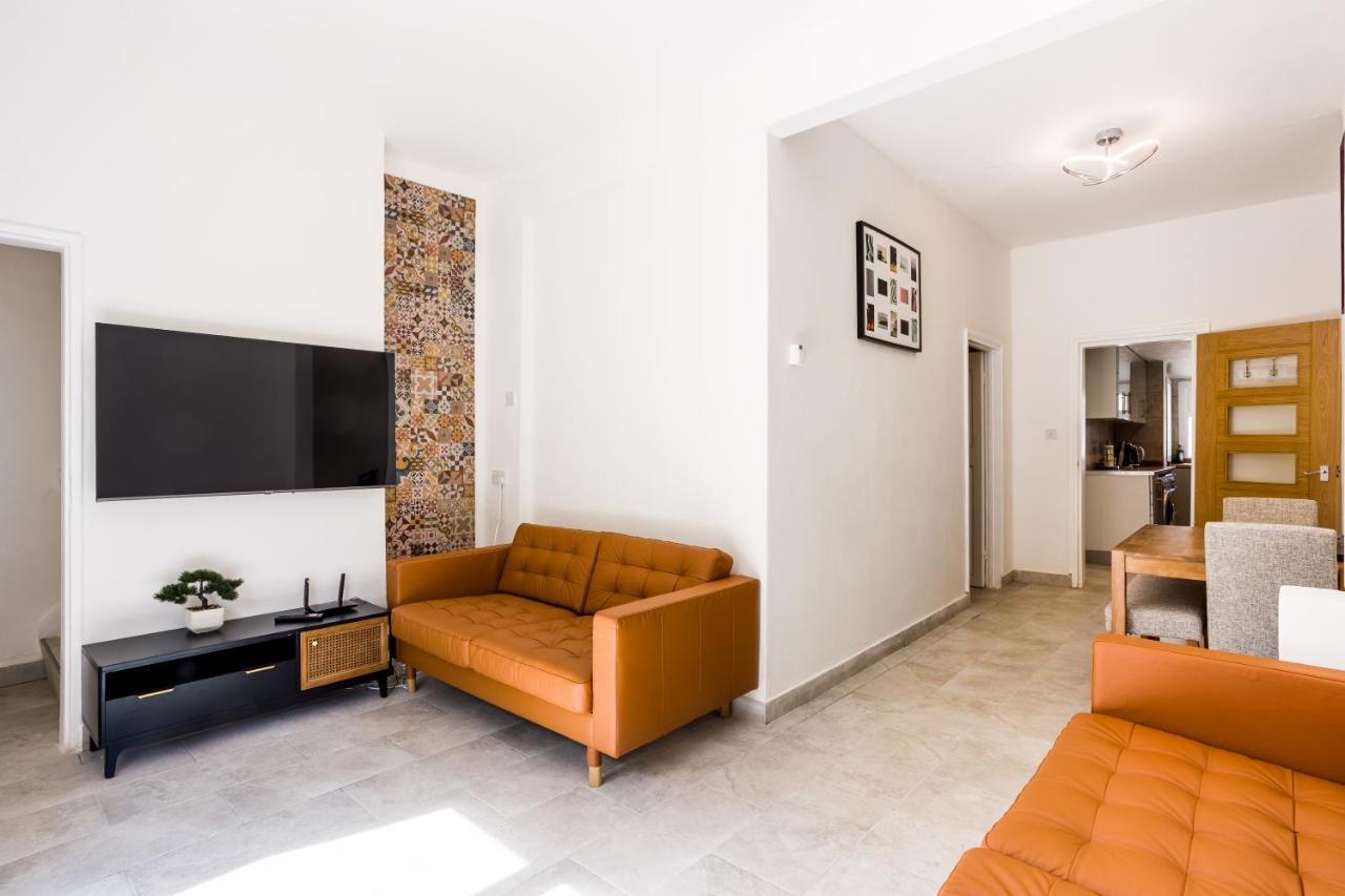 4 Bedroom House With Garden, Parking & 3 Mins Walking Distance From Train Station لندن المظهر الخارجي الصورة