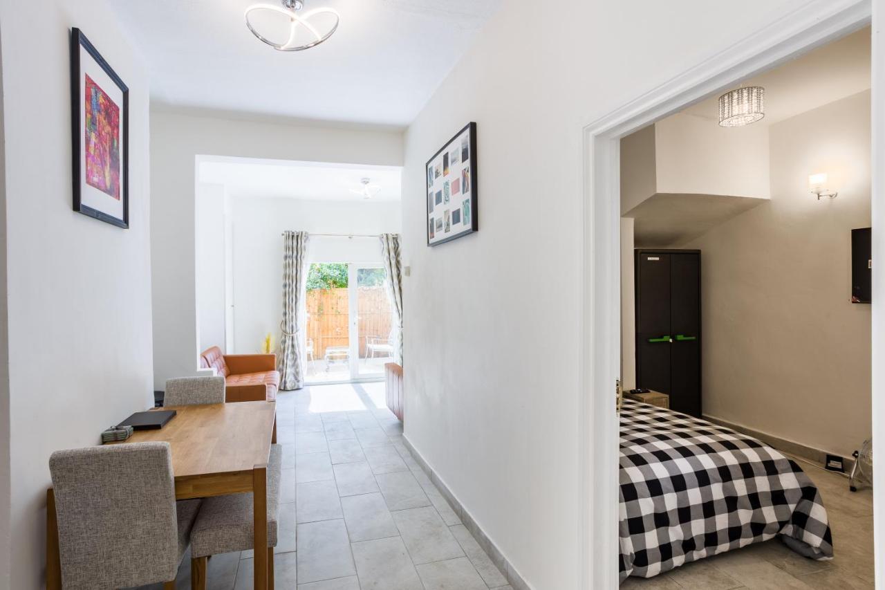 4 Bedroom House With Garden, Parking & 3 Mins Walking Distance From Train Station لندن المظهر الخارجي الصورة