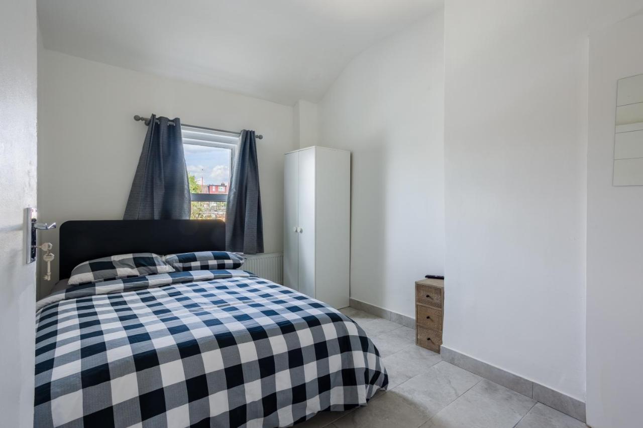4 Bedroom House With Garden, Parking & 3 Mins Walking Distance From Train Station لندن المظهر الخارجي الصورة