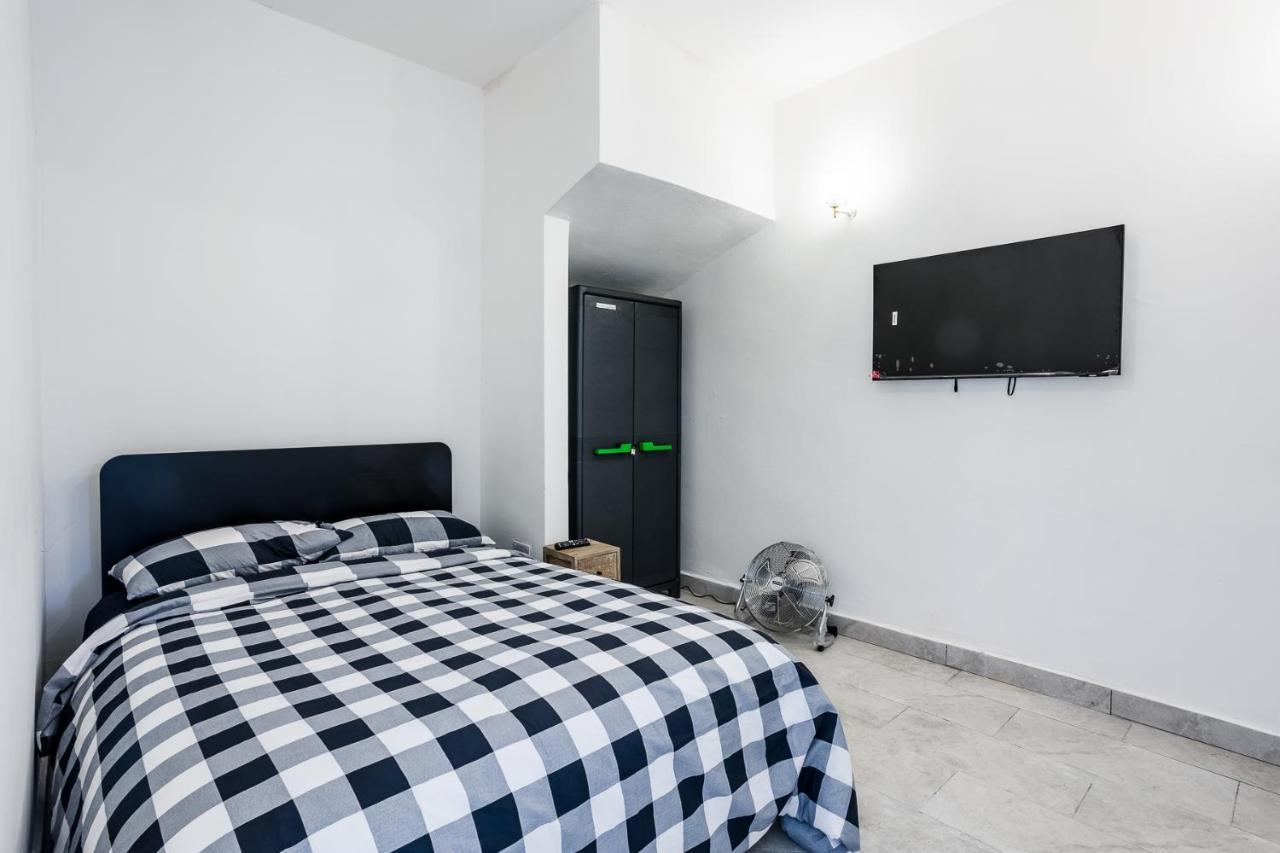4 Bedroom House With Garden, Parking & 3 Mins Walking Distance From Train Station لندن المظهر الخارجي الصورة
